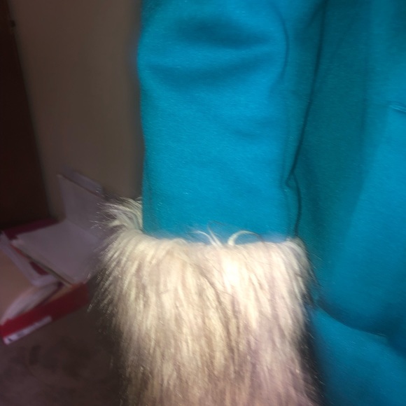 Ladies Teal coat with fur collar - Picture 2 of 4